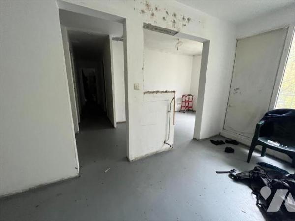 Appartement situé au quatrième étage , exposition Est de type T3 comprenant : entrée, dégagemen...