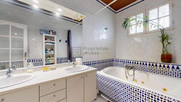 Maison MONTJOIRE 9 pièce(s) 260 m2