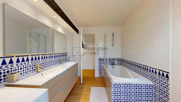 Maison MONTJOIRE 9 pièce(s) 260 m2