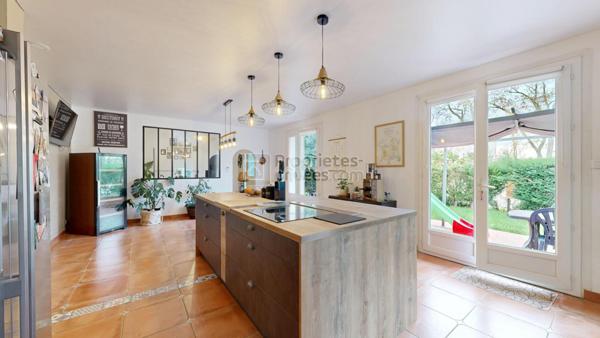 Maison MONTJOIRE 9 pièce(s) 260 m2