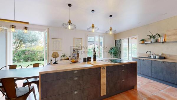 Maison MONTJOIRE 9 pièce(s) 260 m2