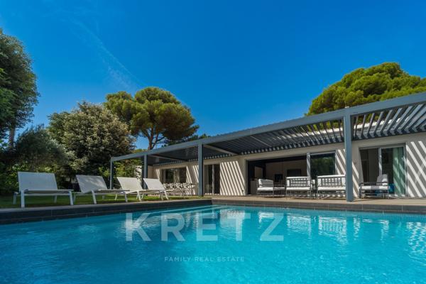 villa confidentielle sur les hauteurs, entre piscine et vue Méditerranée