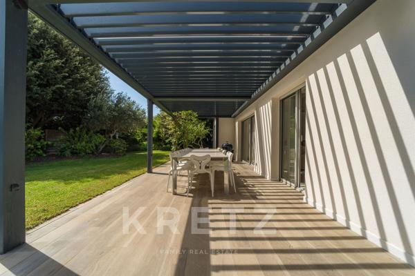 villa confidentielle sur les hauteurs, entre piscine et vue Méditerranée