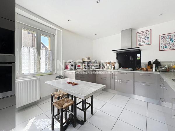 A vendre Dreux Maison individuelle avec charme, 6 pièces 4 chambres, dépendance, jardin, parking, au calme proche commerces écoles