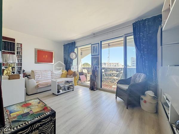 LA GRANDE-MOTTE – À QUELQUES MÈTRES DE LA PLAGE – VUE MER – PARKING PRIVATIF

Dans une résidence très recherchée et parfaitement entretenue, découvrez ce charmant appartement 2 pièces de 38 m², situé au 2ᵉ étage avec ascenseur, quartier du levant secteur Point Zéro.

Aucun travaux à prévoir, vous profiterez d'un emplacement privilégié, à seulement quelques mètres de la plage.

L'appartement bénéficie d'un agencement fonctionnel avec une cuisine équipée, un agréable espace de vie ouvrant sur une jolie terrasse bien exposée, ainsi qu'un coin nuit avec salle de douche. Un WC séparé complète l'ensemble.

Une place de parking privative est également vendue avec l'appartement. Equipé d'une climatisation réversible et de volets roulants électriques.

L'eau froide et l'eau chaude sont incluses dans les charges de copropriété.

Le bien peut être vendu meublé, ce qui en fait une excellente opportunité pour un pied-à-terre en bord de mer ou un investissement locatif.
Un appartement idéalement situé, sans travaux, dans une résidence recherchée, à quelques pas de la plage.

Vidéo sur demande, à visiter sans tarder, Jonathan Deniau au O6 81 16 71 20