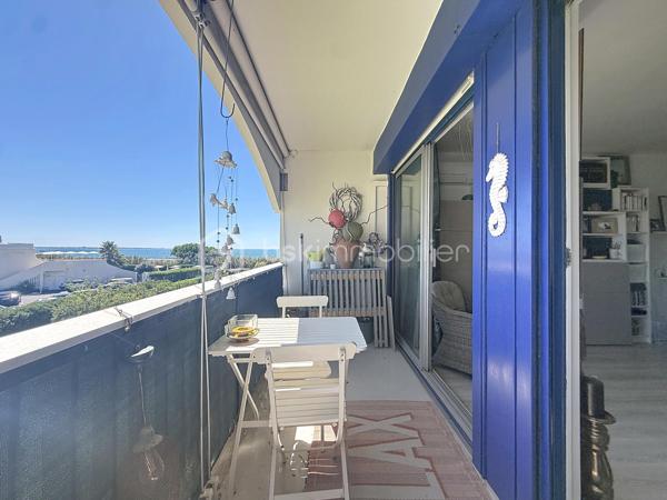 LA GRANDE-MOTTE – À QUELQUES MÈTRES DE LA PLAGE – VUE MER – PARKING PRIVATIF

Dans une résidence très recherchée et parfaitement entretenue, découvrez ce charmant appartement 2 pièces de 38 m², situé au 2ᵉ étage avec ascenseur, quartier du levant secteur Point Zéro.

Aucun travaux à prévoir, vous profiterez d'un emplacement privilégié, à seulement quelques mètres de la plage.

L'appartement bénéficie d'un agencement fonctionnel avec une cuisine équipée, un agréable espace de vie ouvrant sur une jolie terrasse bien exposée, ainsi qu'un coin nuit avec salle de douche. Un WC séparé complète l'ensemble.

Une place de parking privative est également vendue avec l'appartement. Equipé d'une climatisation réversible et de volets roulants électriques.

L'eau froide et l'eau chaude sont incluses dans les charges de copropriété.

Le bien peut être vendu meublé, ce qui en fait une excellente opportunité pour un pied-à-terre en bord de mer ou un investissement locatif.
Un appartement idéalement situé, sans travaux, dans une résidence recherchée, à quelques pas de la plage.

Vidéo sur demande, à visiter sans tarder, Jonathan Deniau au O6 81 16 71 20