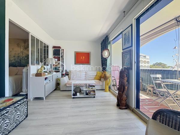 LA GRANDE-MOTTE – À QUELQUES MÈTRES DE LA PLAGE – VUE MER – PARKING PRIVATIF

Dans une résidence très recherchée et parfaitement entretenue, découvrez ce charmant appartement 2 pièces de 38 m², situé au 2ᵉ étage avec ascenseur, quartier du levant secteur Point Zéro.

Aucun travaux à prévoir, vous profiterez d'un emplacement privilégié, à seulement quelques mètres de la plage.

L'appartement bénéficie d'un agencement fonctionnel avec une cuisine équipée, un agréable espace de vie ouvrant sur une jolie terrasse bien exposée, ainsi qu'un coin nuit avec salle de douche. Un WC séparé complète l'ensemble.

Une place de parking privative est également vendue avec l'appartement. Equipé d'une climatisation réversible et de volets roulants électriques.

L'eau froide et l'eau chaude sont incluses dans les charges de copropriété.

Le bien peut être vendu meublé, ce qui en fait une excellente opportunité pour un pied-à-terre en bord de mer ou un investissement locatif.
Un appartement idéalement situé, sans travaux, dans une résidence recherchée, à quelques pas de la plage.

Vidéo sur demande, à visiter sans tarder, Jonathan Deniau au O6 81 16 71 20