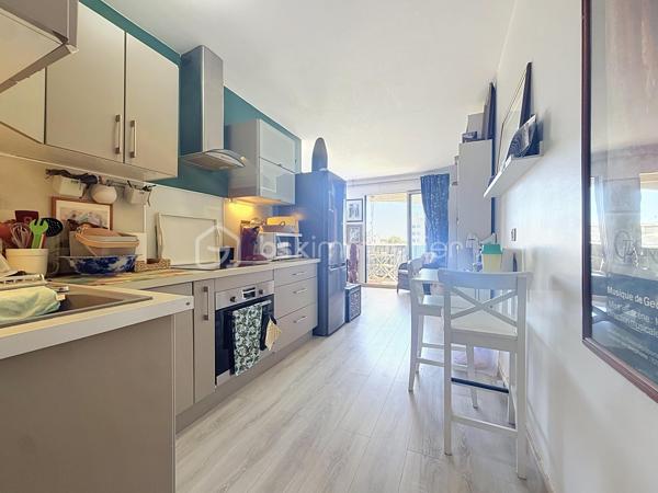 LA GRANDE-MOTTE – À QUELQUES MÈTRES DE LA PLAGE – VUE MER – PARKING PRIVATIF

Dans une résidence très recherchée et parfaitement entretenue, découvrez ce charmant appartement 2 pièces de 38 m², situé au 2ᵉ étage avec ascenseur, quartier du levant secteur Point Zéro.

Aucun travaux à prévoir, vous profiterez d'un emplacement privilégié, à seulement quelques mètres de la plage.

L'appartement bénéficie d'un agencement fonctionnel avec une cuisine équipée, un agréable espace de vie ouvrant sur une jolie terrasse bien exposée, ainsi qu'un coin nuit avec salle de douche. Un WC séparé complète l'ensemble.

Une place de parking privative est également vendue avec l'appartement. Equipé d'une climatisation réversible et de volets roulants électriques.

L'eau froide et l'eau chaude sont incluses dans les charges de copropriété.

Le bien peut être vendu meublé, ce qui en fait une excellente opportunité pour un pied-à-terre en bord de mer ou un investissement locatif.
Un appartement idéalement situé, sans travaux, dans une résidence recherchée, à quelques pas de la plage.

Vidéo sur demande, à visiter sans tarder, Jonathan Deniau au O6 81 16 71 20