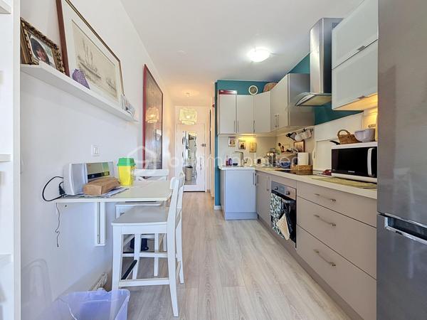 LA GRANDE-MOTTE – À QUELQUES MÈTRES DE LA PLAGE – VUE MER – PARKING PRIVATIF

Dans une résidence très recherchée et parfaitement entretenue, découvrez ce charmant appartement 2 pièces de 38 m², situé au 2ᵉ étage avec ascenseur, quartier du levant secteur Point Zéro.

Aucun travaux à prévoir, vous profiterez d'un emplacement privilégié, à seulement quelques mètres de la plage.

L'appartement bénéficie d'un agencement fonctionnel avec une cuisine équipée, un agréable espace de vie ouvrant sur une jolie terrasse bien exposée, ainsi qu'un coin nuit avec salle de douche. Un WC séparé complète l'ensemble.

Une place de parking privative est également vendue avec l'appartement. Equipé d'une climatisation réversible et de volets roulants électriques.

L'eau froide et l'eau chaude sont incluses dans les charges de copropriété.

Le bien peut être vendu meublé, ce qui en fait une excellente opportunité pour un pied-à-terre en bord de mer ou un investissement locatif.
Un appartement idéalement situé, sans travaux, dans une résidence recherchée, à quelques pas de la plage.

Vidéo sur demande, à visiter sans tarder, Jonathan Deniau au O6 81 16 71 20