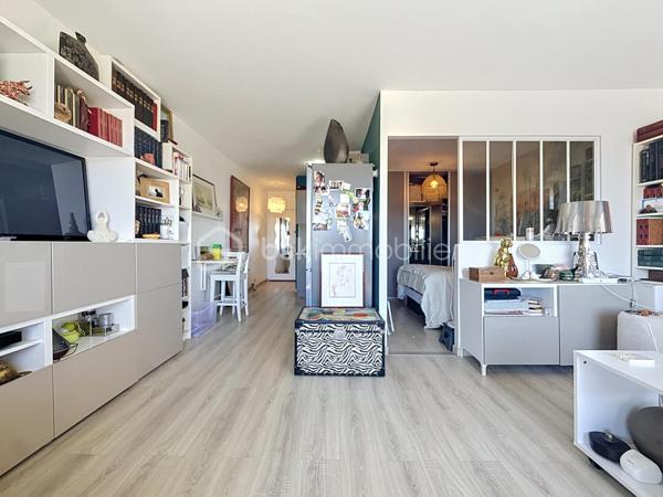 LA GRANDE-MOTTE – À QUELQUES MÈTRES DE LA PLAGE – VUE MER – PARKING PRIVATIF

Dans une résidence très recherchée et parfaitement entretenue, découvrez ce charmant appartement 2 pièces de 38 m², situé au 2ᵉ étage avec ascenseur, quartier du levant secteur Point Zéro.

Aucun travaux à prévoir, vous profiterez d'un emplacement privilégié, à seulement quelques mètres de la plage.

L'appartement bénéficie d'un agencement fonctionnel avec une cuisine équipée, un agréable espace de vie ouvrant sur une jolie terrasse bien exposée, ainsi qu'un coin nuit avec salle de douche. Un WC séparé complète l'ensemble.

Une place de parking privative est également vendue avec l'appartement. Equipé d'une climatisation réversible et de volets roulants électriques.

L'eau froide et l'eau chaude sont incluses dans les charges de copropriété.

Le bien peut être vendu meublé, ce qui en fait une excellente opportunité pour un pied-à-terre en bord de mer ou un investissement locatif.
Un appartement idéalement situé, sans travaux, dans une résidence recherchée, à quelques pas de la plage.

Vidéo sur demande, à visiter sans tarder, Jonathan Deniau au O6 81 16 71 20