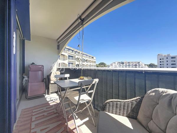 LA GRANDE-MOTTE – À QUELQUES MÈTRES DE LA PLAGE – VUE MER – PARKING PRIVATIF

Dans une résidence très recherchée et parfaitement entretenue, découvrez ce charmant appartement 2 pièces de 38 m², situé au 2ᵉ étage avec ascenseur, quartier du levant secteur Point Zéro.

Aucun travaux à prévoir, vous profiterez d'un emplacement privilégié, à seulement quelques mètres de la plage.

L'appartement bénéficie d'un agencement fonctionnel avec une cuisine équipée, un agréable espace de vie ouvrant sur une jolie terrasse bien exposée, ainsi qu'un coin nuit avec salle de douche. Un WC séparé complète l'ensemble.

Une place de parking privative est également vendue avec l'appartement. Equipé d'une climatisation réversible et de volets roulants électriques.

L'eau froide et l'eau chaude sont incluses dans les charges de copropriété.

Le bien peut être vendu meublé, ce qui en fait une excellente opportunité pour un pied-à-terre en bord de mer ou un investissement locatif.
Un appartement idéalement situé, sans travaux, dans une résidence recherchée, à quelques pas de la plage.

Vidéo sur demande, à visiter sans tarder, Jonathan Deniau au O6 81 16 71 20