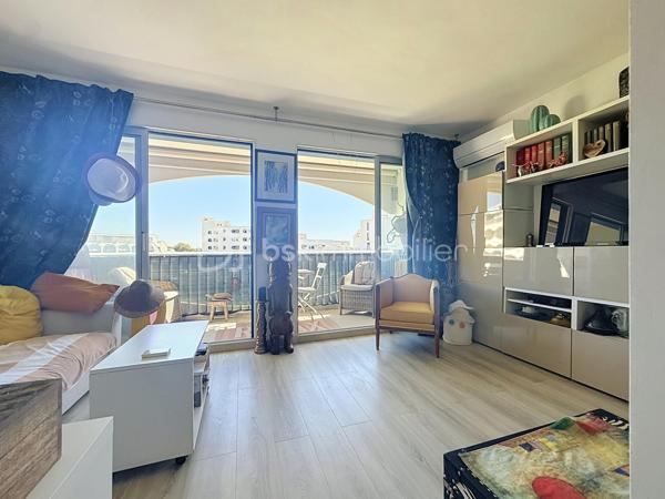 LA GRANDE-MOTTE – À QUELQUES MÈTRES DE LA PLAGE – VUE MER – PARKING PRIVATIF

Dans une résidence très recherchée et parfaitement entretenue, découvrez ce charmant appartement 2 pièces de 38 m², situé au 2ᵉ étage avec ascenseur, quartier du levant secteur Point Zéro.

Aucun travaux à prévoir, vous profiterez d'un emplacement privilégié, à seulement quelques mètres de la plage.

L'appartement bénéficie d'un agencement fonctionnel avec une cuisine équipée, un agréable espace de vie ouvrant sur une jolie terrasse bien exposée, ainsi qu'un coin nuit avec salle de douche. Un WC séparé complète l'ensemble.

Une place de parking privative est également vendue avec l'appartement. Equipé d'une climatisation réversible et de volets roulants électriques.

L'eau froide et l'eau chaude sont incluses dans les charges de copropriété.

Le bien peut être vendu meublé, ce qui en fait une excellente opportunité pour un pied-à-terre en bord de mer ou un investissement locatif.
Un appartement idéalement situé, sans travaux, dans une résidence recherchée, à quelques pas de la plage.

Vidéo sur demande, à visiter sans tarder, Jonathan Deniau au O6 81 16 71 20