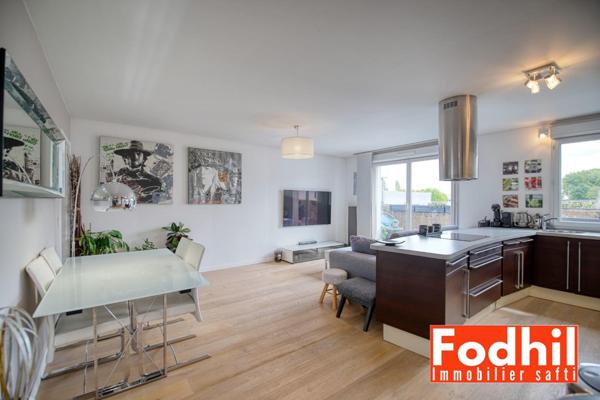 ppartement 4 pièces de 73 m² situé au 4? et dernier étage, avec balcon, cave et parking en sus.