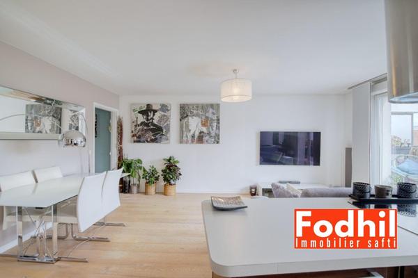 ppartement 4 pièces de 73 m² situé au 4? et dernier étage, avec balcon, cave et parking en sus.