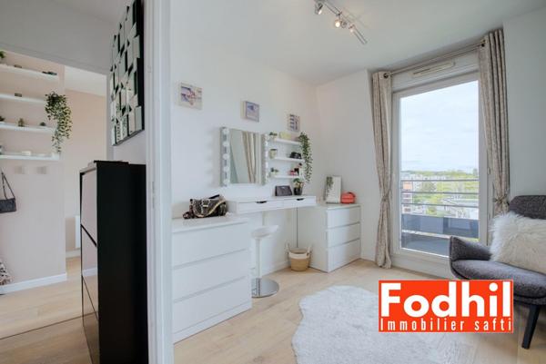 ppartement 4 pièces de 73 m² situé au 4? et dernier étage, avec balcon, cave et parking en sus.