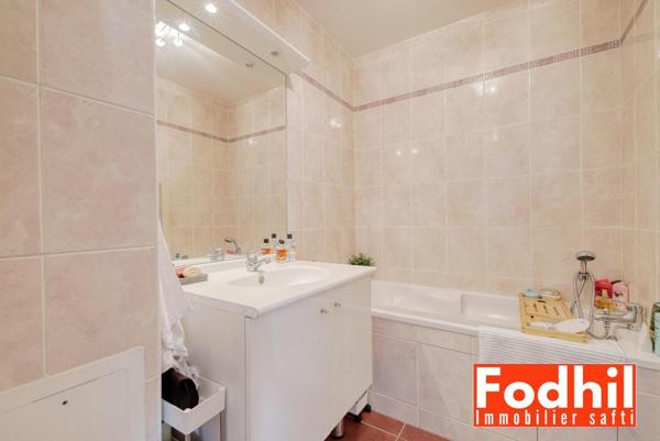 ppartement 4 pièces de 73 m² situé au 4? et dernier étage, avec balcon, cave et parking en sus.