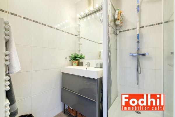 ppartement 4 pièces de 73 m² situé au 4? et dernier étage, avec balcon, cave et parking en sus.