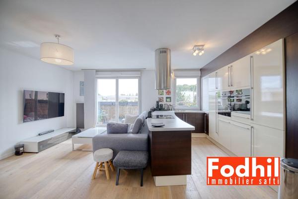 ppartement 4 pièces de 73 m² situé au 4? et dernier étage, avec balcon, cave et parking en sus.