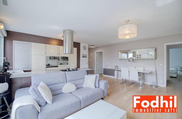 ppartement 4 pièces de 73 m² situé au 4? et dernier étage, avec balcon, cave et parking en sus.