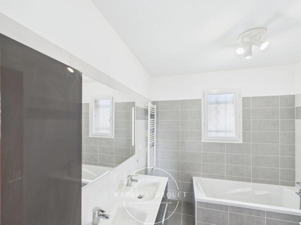 A LOUER MAISON FAMILIALE PLAIN-PIED – 3 CHAMBRES – GARAGE DOUBLE – 1500 M2 DE TERRAIN