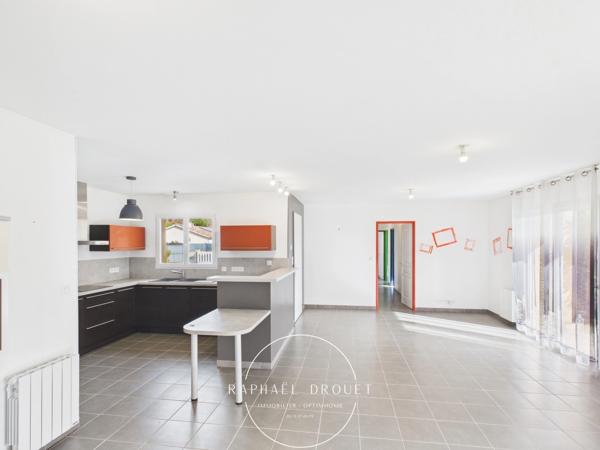 A LOUER MAISON FAMILIALE PLAIN-PIED – 3 CHAMBRES – GARAGE DOUBLE – 1500 M2 DE TERRAIN