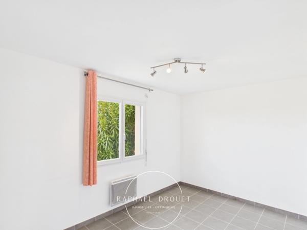 A LOUER MAISON FAMILIALE PLAIN-PIED – 3 CHAMBRES – GARAGE DOUBLE – 1500 M2 DE TERRAIN