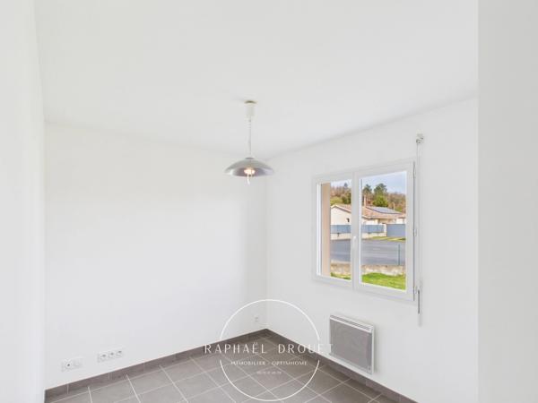 A LOUER MAISON FAMILIALE PLAIN-PIED – 3 CHAMBRES – GARAGE DOUBLE – 1500 M2 DE TERRAIN