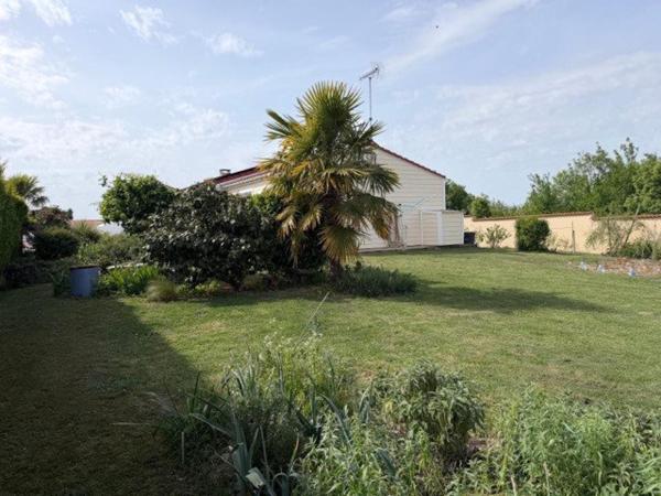 Saint-Hilaire-la-Forêt – Propriété entretenue avec dépendances, terrain piscinable et belles prestations techniques