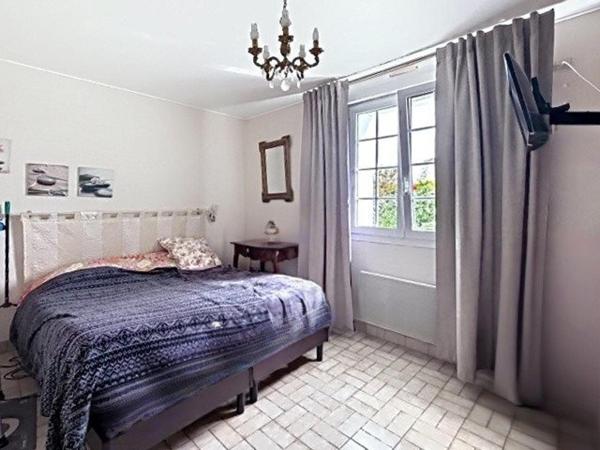 Saint-Hilaire-la-Forêt – Propriété entretenue avec dépendances, terrain piscinable et belles prestations techniques