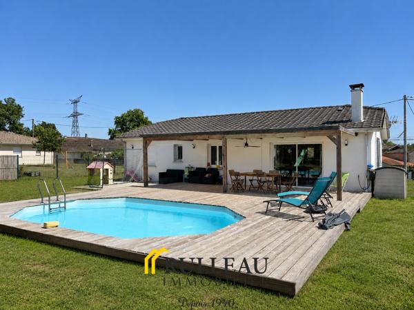 Maison contemporaine de plain-pied avec piscine, double garage et jardin à Saint-André-de-Cubzac RULLEAU IMMOBILIER SAINT-ANDRÉ-DE-CUBZAC vous propose cette superbe maison contemporaine de plain-pied d'environ 101 m², construite en 2010 par Les Demeures de la Côte d'Argent, sur une parcelle de 969 m², dans un environnement calme et résidentiel, à proximité des commodités. Détails des diagnostics énergétiques