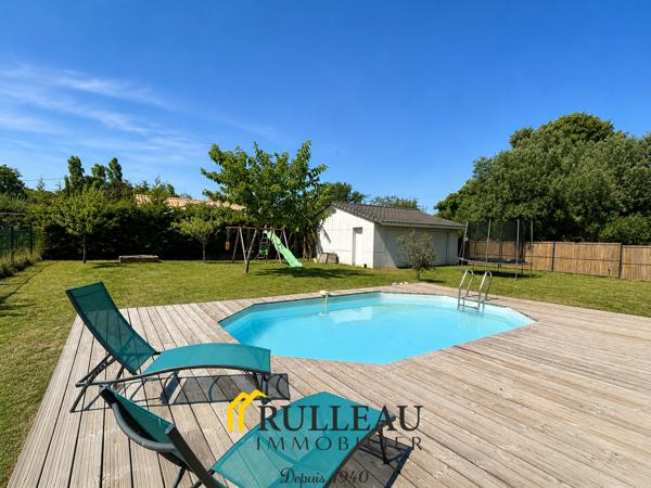 Maison contemporaine de plain-pied avec piscine, double garage et jardin à Saint-André-de-Cubzac RULLEAU IMMOBILIER SAINT-ANDRÉ-DE-CUBZAC vous propose cette superbe maison contemporaine de plain-pied d'environ 101 m², construite en 2010 par Les Demeures de la Côte d'Argent, sur une parcelle de 969 m², dans un environnement calme et résidentiel, à proximité des commodités. Détails des diagnostics énergétiques
