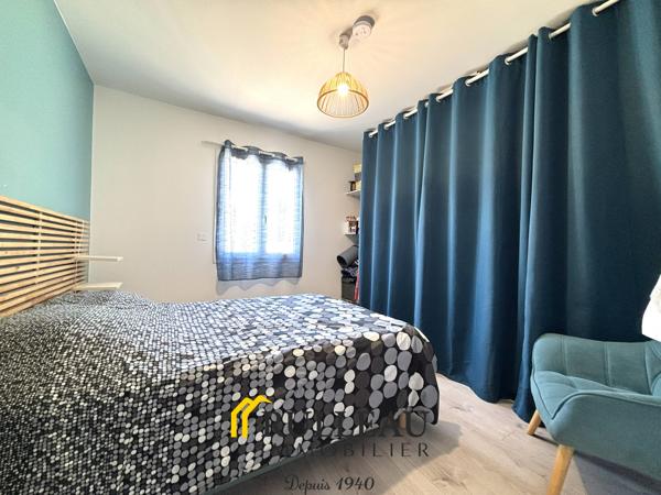 Maison contemporaine de plain-pied avec piscine, double garage et jardin à Saint-André-de-Cubzac RULLEAU IMMOBILIER SAINT-ANDRÉ-DE-CUBZAC vous propose cette superbe maison contemporaine de plain-pied d'environ 101 m², construite en 2010 par Les Demeures de la Côte d'Argent, sur une parcelle de 969 m², dans un environnement calme et résidentiel, à proximité des commodités. Détails des diagnostics énergétiques