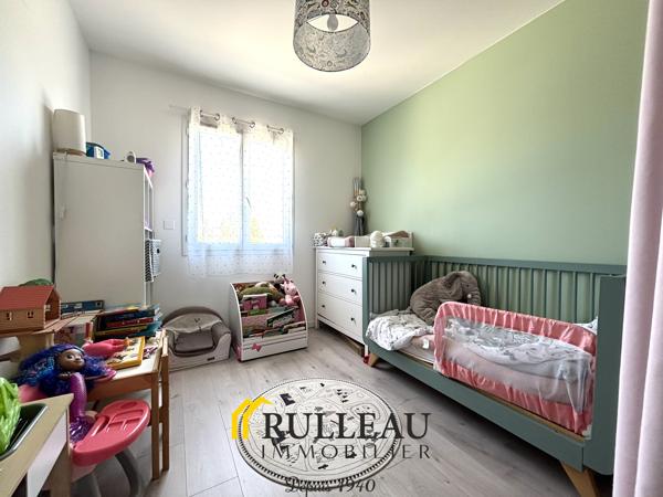 Maison contemporaine de plain-pied avec piscine, double garage et jardin à Saint-André-de-Cubzac RULLEAU IMMOBILIER SAINT-ANDRÉ-DE-CUBZAC vous propose cette superbe maison contemporaine de plain-pied d'environ 101 m², construite en 2010 par Les Demeures de la Côte d'Argent, sur une parcelle de 969 m², dans un environnement calme et résidentiel, à proximité des commodités. Détails des diagnostics énergétiques