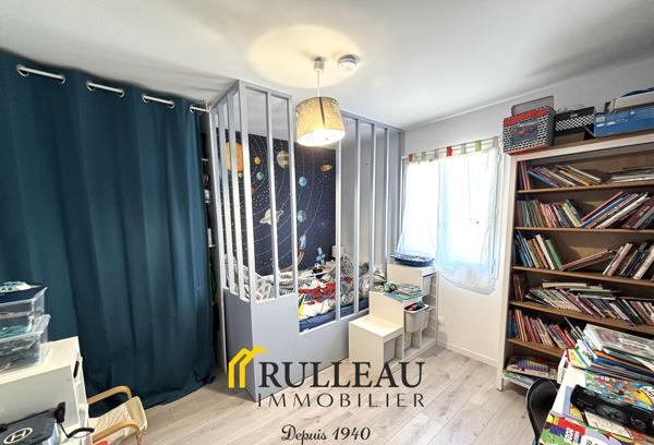 Maison contemporaine de plain-pied avec piscine, double garage et jardin à Saint-André-de-Cubzac RULLEAU IMMOBILIER SAINT-ANDRÉ-DE-CUBZAC vous propose cette superbe maison contemporaine de plain-pied d'environ 101 m², construite en 2010 par Les Demeures de la Côte d'Argent, sur une parcelle de 969 m², dans un environnement calme et résidentiel, à proximité des commodités. Détails des diagnostics énergétiques