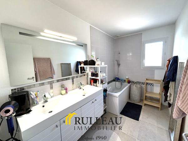 Maison contemporaine de plain-pied avec piscine, double garage et jardin à Saint-André-de-Cubzac RULLEAU IMMOBILIER SAINT-ANDRÉ-DE-CUBZAC vous propose cette superbe maison contemporaine de plain-pied d'environ 101 m², construite en 2010 par Les Demeures de la Côte d'Argent, sur une parcelle de 969 m², dans un environnement calme et résidentiel, à proximité des commodités. Détails des diagnostics énergétiques