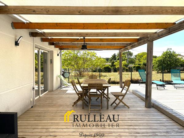 Maison contemporaine de plain-pied avec piscine, double garage et jardin à Saint-André-de-Cubzac RULLEAU IMMOBILIER SAINT-ANDRÉ-DE-CUBZAC vous propose cette superbe maison contemporaine de plain-pied d'environ 101 m², construite en 2010 par Les Demeures de la Côte d'Argent, sur une parcelle de 969 m², dans un environnement calme et résidentiel, à proximité des commodités. Détails des diagnostics énergétiques