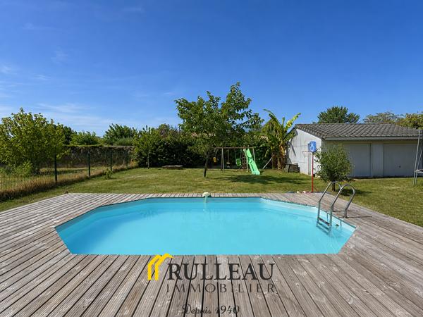 Maison contemporaine de plain-pied avec piscine, double garage et jardin à Saint-André-de-Cubzac RULLEAU IMMOBILIER SAINT-ANDRÉ-DE-CUBZAC vous propose cette superbe maison contemporaine de plain-pied d'environ 101 m², construite en 2010 par Les Demeures de la Côte d'Argent, sur une parcelle de 969 m², dans un environnement calme et résidentiel, à proximité des commodités. Détails des diagnostics énergétiques