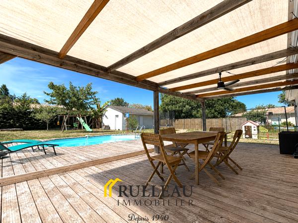 Maison contemporaine de plain-pied avec piscine, double garage et jardin à Saint-André-de-Cubzac RULLEAU IMMOBILIER SAINT-ANDRÉ-DE-CUBZAC vous propose cette superbe maison contemporaine de plain-pied d'environ 101 m², construite en 2010 par Les Demeures de la Côte d'Argent, sur une parcelle de 969 m², dans un environnement calme et résidentiel, à proximité des commodités. Détails des diagnostics énergétiques
