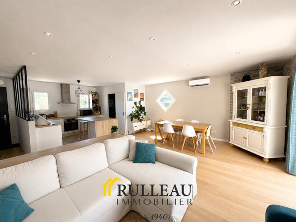 Maison contemporaine de plain-pied avec piscine, double garage et jardin à Saint-André-de-Cubzac RULLEAU IMMOBILIER SAINT-ANDRÉ-DE-CUBZAC vous propose cette superbe maison contemporaine de plain-pied d'environ 101 m², construite en 2010 par Les Demeures de la Côte d'Argent, sur une parcelle de 969 m², dans un environnement calme et résidentiel, à proximité des commodités. Détails des diagnostics énergétiques