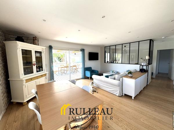 Maison contemporaine de plain-pied avec piscine, double garage et jardin à Saint-André-de-Cubzac RULLEAU IMMOBILIER SAINT-ANDRÉ-DE-CUBZAC vous propose cette superbe maison contemporaine de plain-pied d'environ 101 m², construite en 2010 par Les Demeures de la Côte d'Argent, sur une parcelle de 969 m², dans un environnement calme et résidentiel, à proximité des commodités. Détails des diagnostics énergétiques