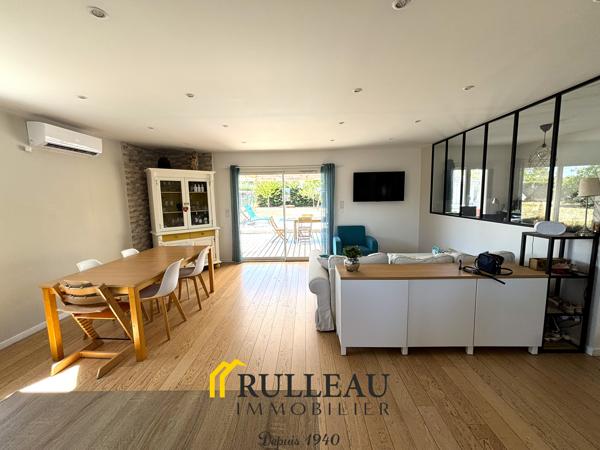 Maison contemporaine de plain-pied avec piscine, double garage et jardin à Saint-André-de-Cubzac RULLEAU IMMOBILIER SAINT-ANDRÉ-DE-CUBZAC vous propose cette superbe maison contemporaine de plain-pied d'environ 101 m², construite en 2010 par Les Demeures de la Côte d'Argent, sur une parcelle de 969 m², dans un environnement calme et résidentiel, à proximité des commodités. Détails des diagnostics énergétiques