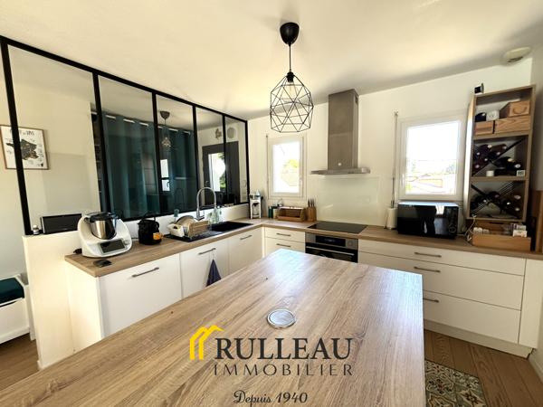 Maison contemporaine de plain-pied avec piscine, double garage et jardin à Saint-André-de-Cubzac RULLEAU IMMOBILIER SAINT-ANDRÉ-DE-CUBZAC vous propose cette superbe maison contemporaine de plain-pied d'environ 101 m², construite en 2010 par Les Demeures de la Côte d'Argent, sur une parcelle de 969 m², dans un environnement calme et résidentiel, à proximité des commodités. Détails des diagnostics énergétiques