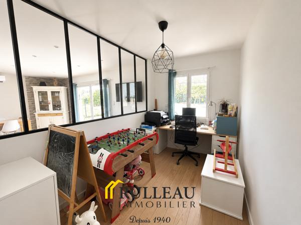 Maison contemporaine de plain-pied avec piscine, double garage et jardin à Saint-André-de-Cubzac RULLEAU IMMOBILIER SAINT-ANDRÉ-DE-CUBZAC vous propose cette superbe maison contemporaine de plain-pied d'environ 101 m², construite en 2010 par Les Demeures de la Côte d'Argent, sur une parcelle de 969 m², dans un environnement calme et résidentiel, à proximité des commodités. Détails des diagnostics énergétiques
