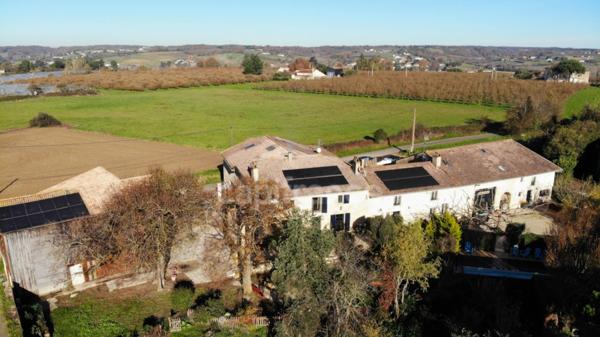 Propriété - une maison d'habitation - 5 chambres d'hôtes - 2 appartements en location sur plus de 1 hectare à SAINTE BAZEILLE (47)