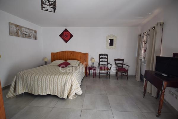 Propriété - une maison d'habitation - 5 chambres d'hôtes - 2 appartements en location sur plus de 1 hectare à SAINTE BAZEILLE (47)