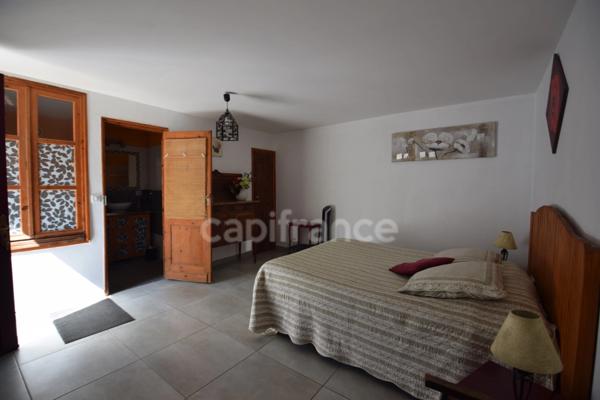 Propriété - une maison d'habitation - 5 chambres d'hôtes - 2 appartements en location sur plus de 1 hectare à SAINTE BAZEILLE (47)