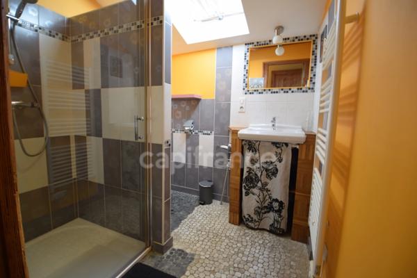 Propriété - une maison d'habitation - 5 chambres d'hôtes - 2 appartements en location sur plus de 1 hectare à SAINTE BAZEILLE (47)
