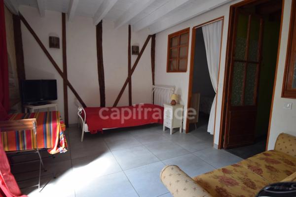 Propriété - une maison d'habitation - 5 chambres d'hôtes - 2 appartements en location sur plus de 1 hectare à SAINTE BAZEILLE (47)