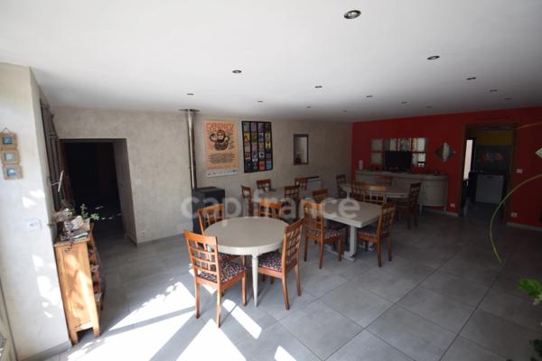 Propriété - une maison d'habitation - 5 chambres d'hôtes - 2 appartements en location sur plus de 1 hectare à SAINTE BAZEILLE (47)