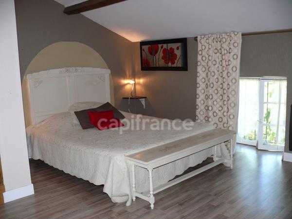 Propriété - une maison d'habitation - 5 chambres d'hôtes - 2 appartements en location sur plus de 1 hectare à SAINTE BAZEILLE (47)